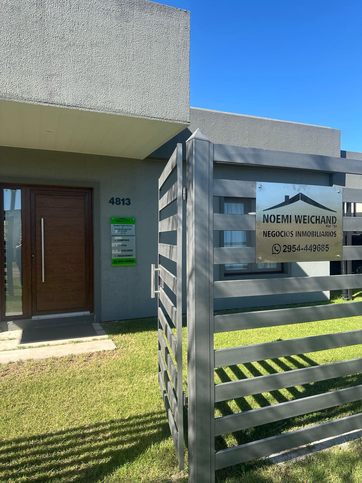 Casa con jardín y galería